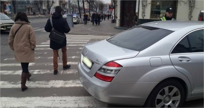 У центрі Вінниці нардеп Матвієнко припаркувався «на зебрі» і скандалив з поліцейськими