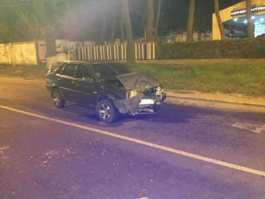 Муніципальний автобус розтрощив Ладу біля Західного автовокзала (Відео)