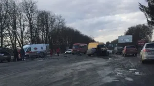 Біля Вінниці сталось лобове зіткнення автомобілів «Renault» та «ВАЗ»