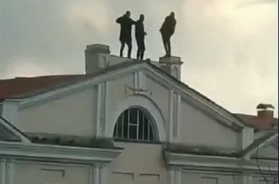 Троє підлітків влаштували небезпечні танці на даху історичної пам’ятки Вінниці (Відео)