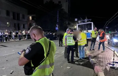 У Вінниці слідчі працюють на місці автотрощі за участю тролейбуса та 5 легковиків
