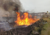Пожежа біля “Хімпрому”: горіла суха трава, але рятувальники не виїжджали