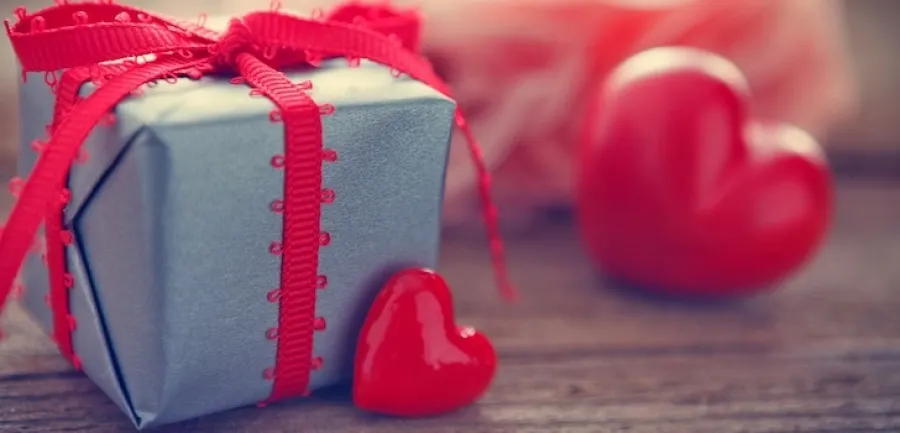 Прикольные подарки на 14 февраля — как сделать праздник незабываемым