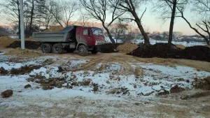 У Вінниці на берег Південного Бугу скинули понад 20 «КамАЗів» глини та ґрунту