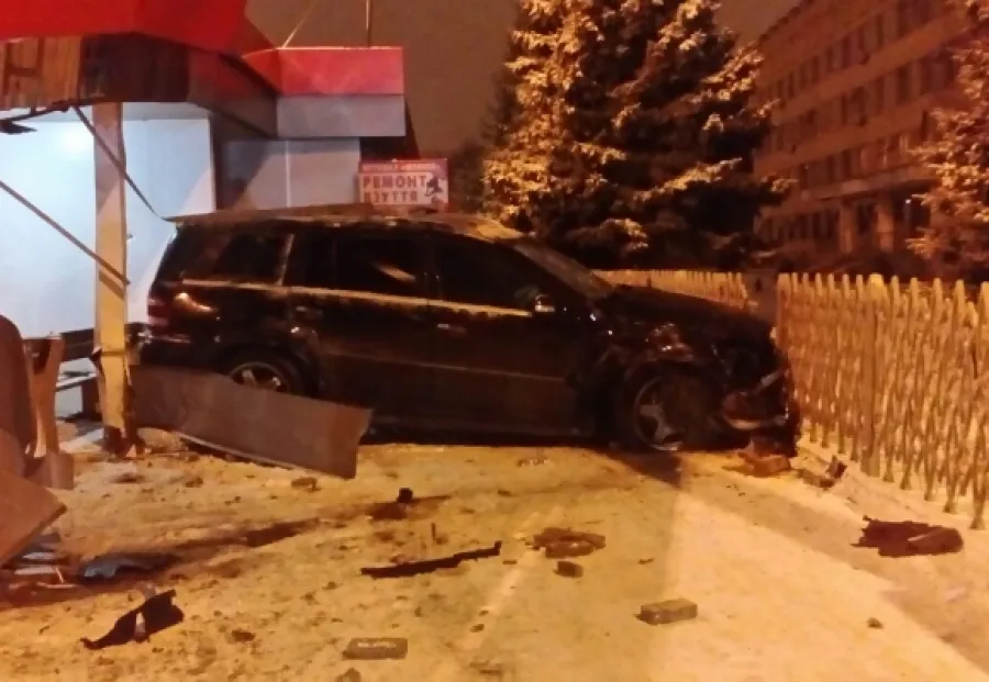 У Вінниці позашляховик в'їхав у зупинку Пирогова