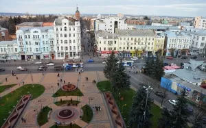 Працівники комунальних служб міста вже розпочали весняне прибирання Вінниці