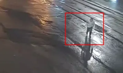 Блукав у Центрі і падав на дорозі. Пригоди п'яного зафіксували камери (Відео)
