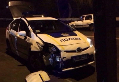 Вінницькі поліцейські вночі розбили патрульне авто