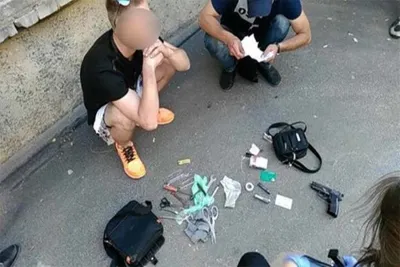 У Вінниці поліція затримала перехожого озброєного пістолетом