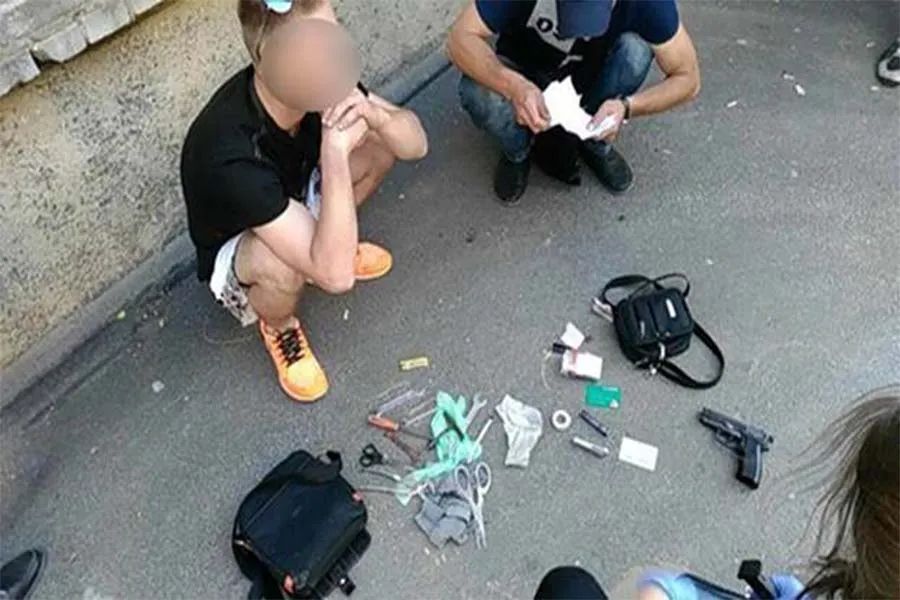 У Вінниці поліція затримала перехожого озброєного пістолетом