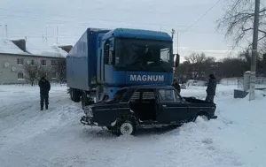 На Вінниччині вантажівка в’їхала в легковик. Трьох людей госпіталізували