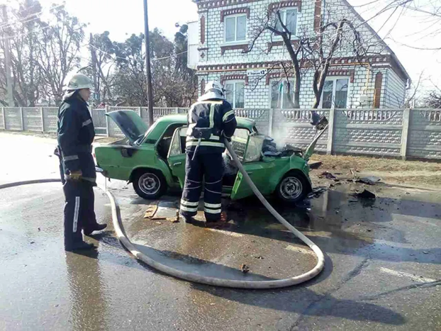 На Старому місті в результаті ДТП загорівся автомобіль (Відео)