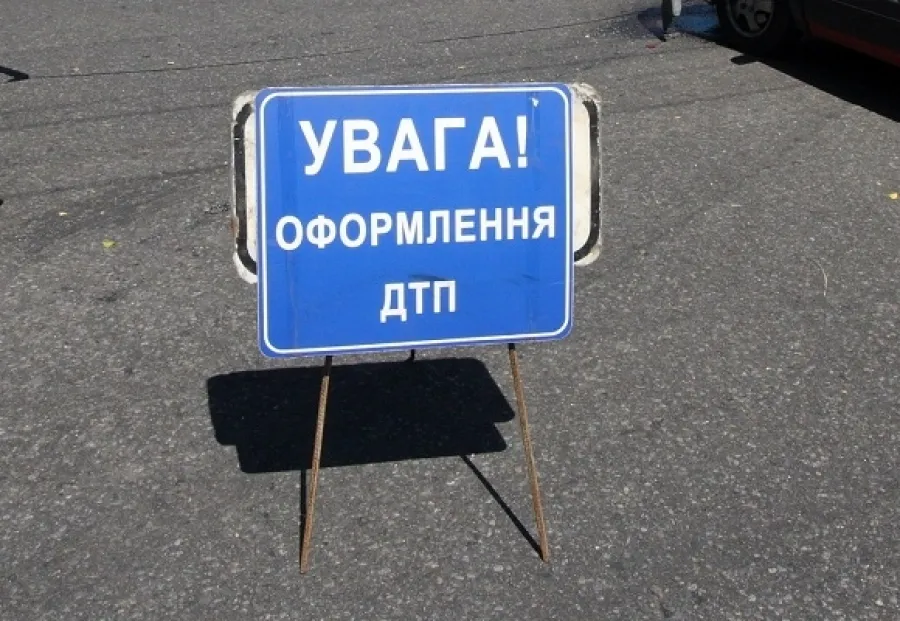 Вантажівка «Tata» з’їхала в кювет та перекинулась. Двоє людей постраждали