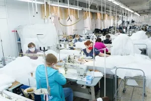 На двох вінницьких фабриках пошиють понад 17 тисяч захисних костюмів для медиків