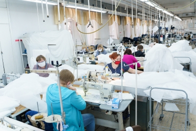 На двох вінницьких фабриках пошиють понад 17 тисяч захисних костюмів для медиків