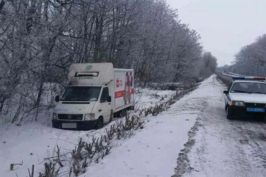 На Вінниччині поліцейські разом з військовими допомогли водію витягти автомобіль з кювету