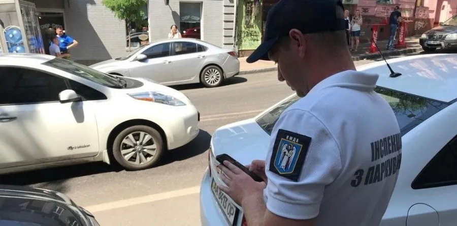 В Виннице начинают работу инспекторы по парковке