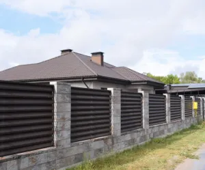 Кольорові тренди покрівлі 2026 року: RAL 7016 (антрацит), 8019 (темний шоколад) або класичний 3005?