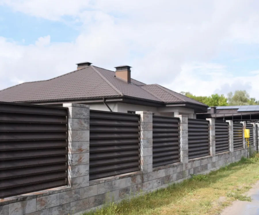 Кольорові тренди покрівлі 2026 року: RAL 7016 (антрацит), 8019 (темний шоколад) або класичний 3005?