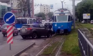 У Вінниці зупинилися трамваї через припарковану на коліях іномарку