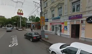 У центрі Вінниці біля «Мак-Дональдса» дівчина впала у каналізаційний люк