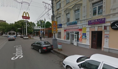 У центрі Вінниці біля «Мак-Дональдса» дівчина впала у каналізаційний люк