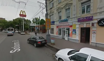 У центрі Вінниці біля «Мак-Дональдса» дівчина впала у каналізаційний люк