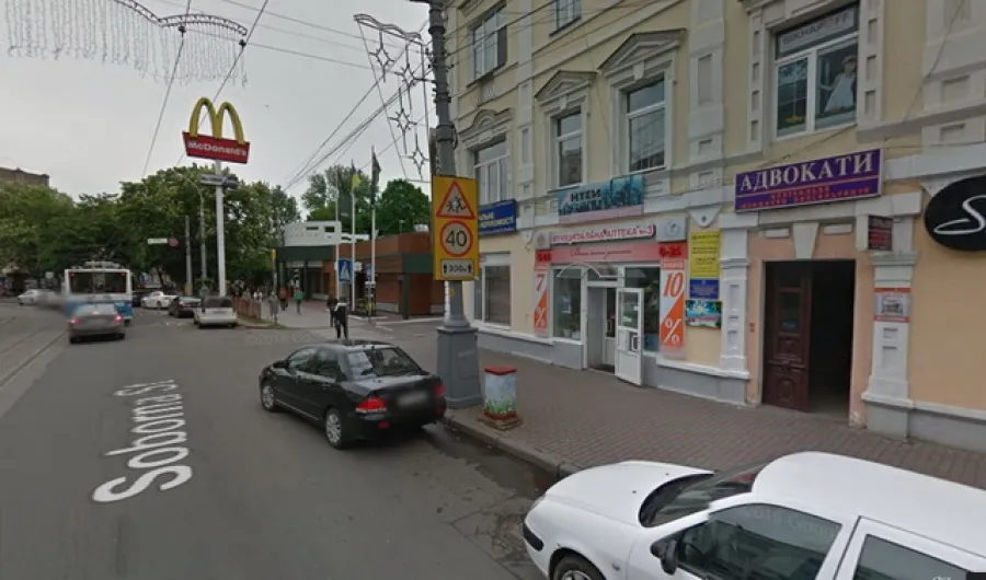 У центрі Вінниці біля «Мак-Дональдса» дівчина впала у каналізаційний люк