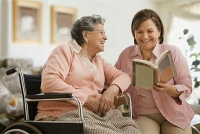 Как нанять сиделку для ухода за престарелыми?