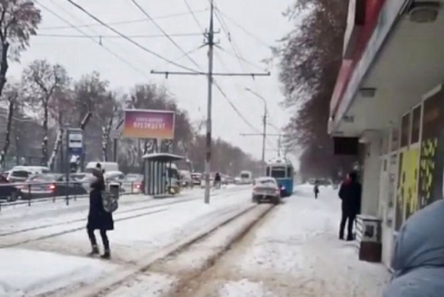 Як водій позашляховика їде по трамвайним коліям (Відео)