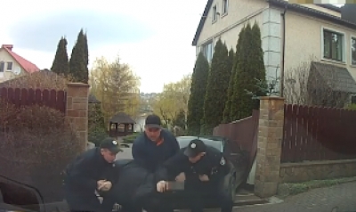 Нетверезий водій, втікаючи від патрульних, в’їхав у паркан будинку (Відео)