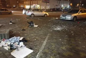 Экшен у Набережному кварталі: жінка викидає з 6 поверху техніку та речі (Відео)