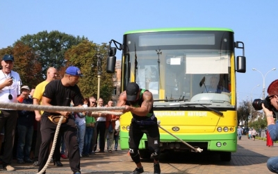 У Вінниці встановили рекорд України: спортсмен протягнув 2 муніципальні автобуси
