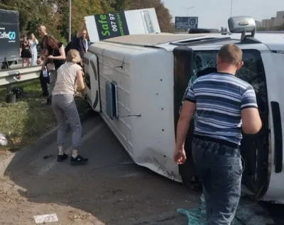 На Барському шосе у Вінниці перекинувся бус із пасажирами. Є постраждалі