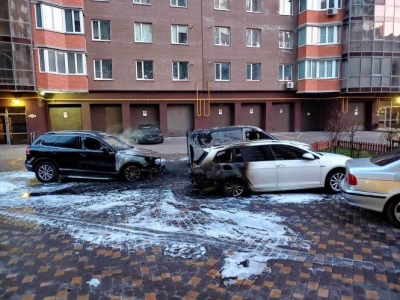 Біля «Набережного кварталу» горіли 4 автомобілі – поліція розслідує підпал (ВІДЕО)