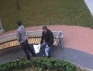 Дорослі чоловіки справили потребу біля лавочок на Космонавтів. Викликали поліцію (Відео)