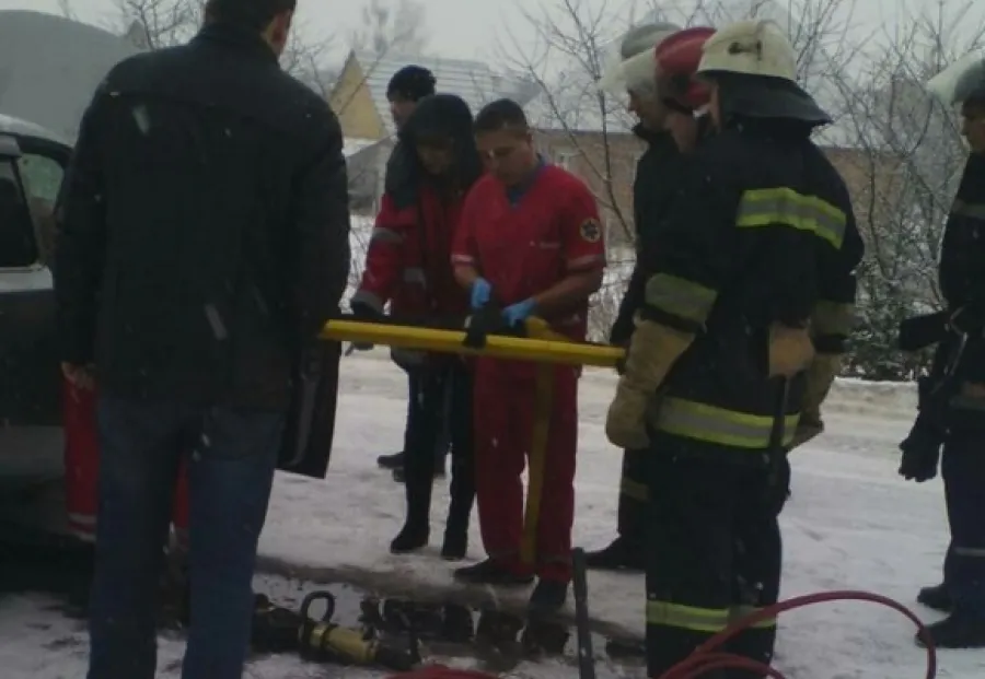 Під Вінницею не розминулося два легковика. Одного із водіїв затисло в авто