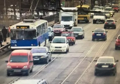 На чотирьох мостах Вінниці ранкові затори