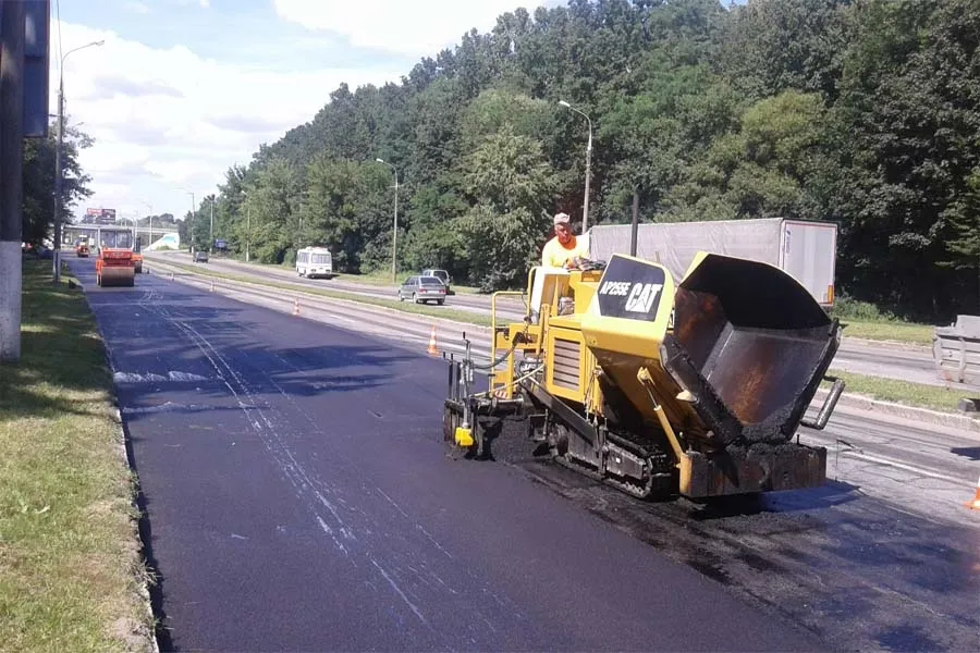 У Вінниці по вулиці Київській стелять нове дорожнє полотно