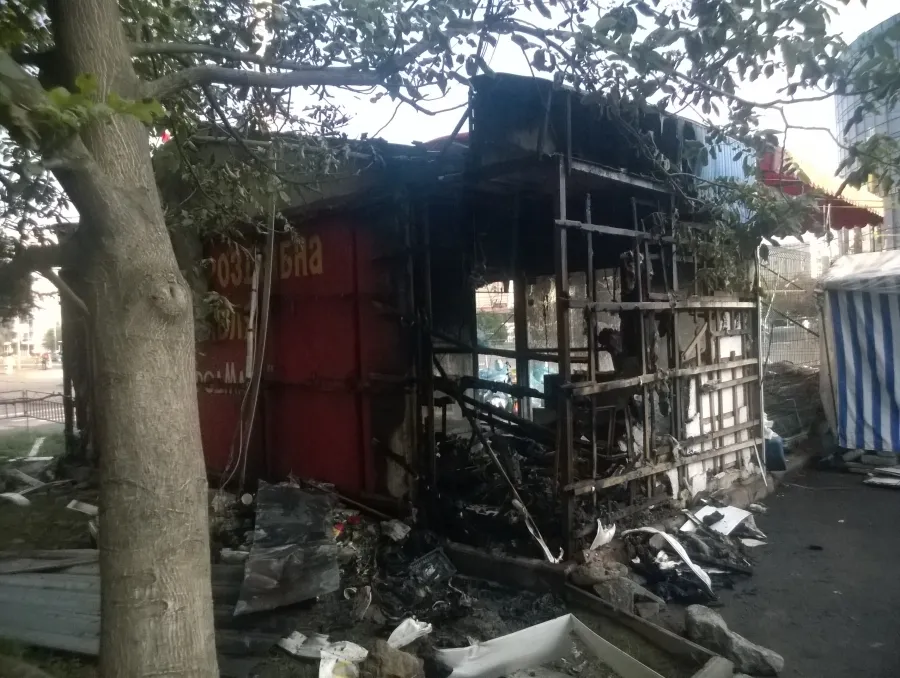 На проспекті Юності рятувальники ліквідували пожежу у квітковому магазині