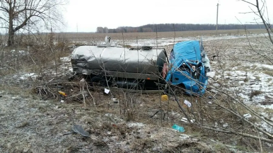 Неподалік Вінниці "не розминулись" вантажівка та позашляховик. Є постраждалі