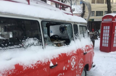 У центрі Вінниці вандали розбили вікно «артинівського» фургончика, де продавали каву