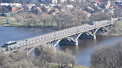 З неділі до ранку понеділка буде тимчасово призупинено рух тролейбусів Київським мостом