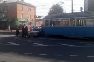 В Виннице "Мерседес" влетела в трамвай