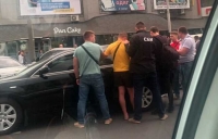 В центрі Вінниці СБУ на 206 тис. грн. затримано поліцейського-хабарника (Відео)