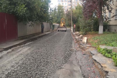 Ремонт дороги по провулку Миколайчука у Вінниці продовжується незважаючи на погіршення погоди