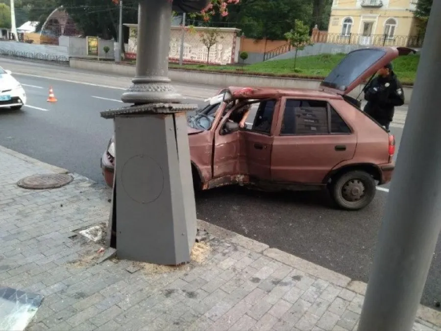 На Соборній автомобіль влетів у електроопору (Відео)