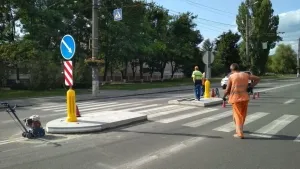 На аварійних ділянках Київської і Пирогова встановили острівці безпеки