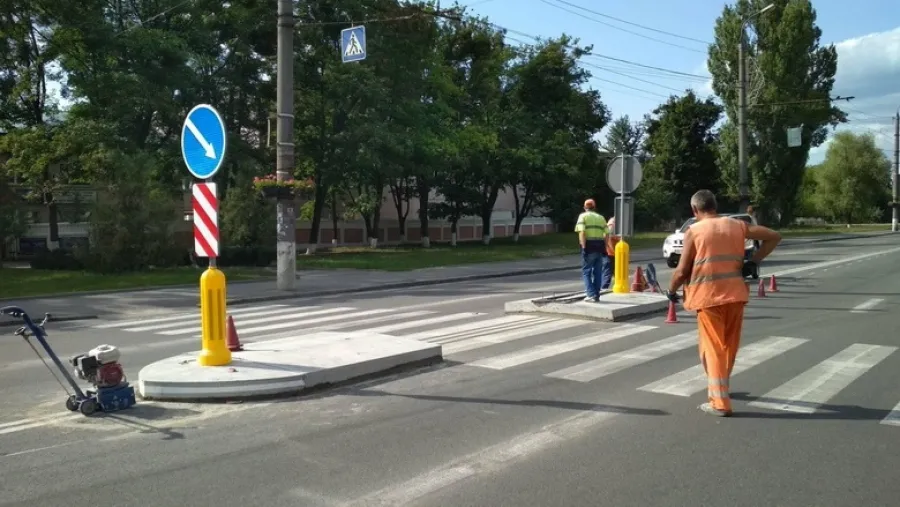 На аварійних ділянках Київської і Пирогова встановили острівці безпеки