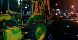 П’яний вінничанин на краденому тракторі протаранив дві автівки